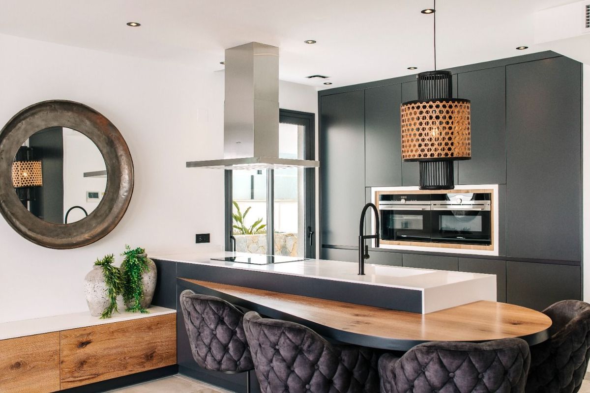 Prachtige keuken met moderne apparaten en een stijlvolle kookeiland in het 4-slaapkamer appartement in Rojales.