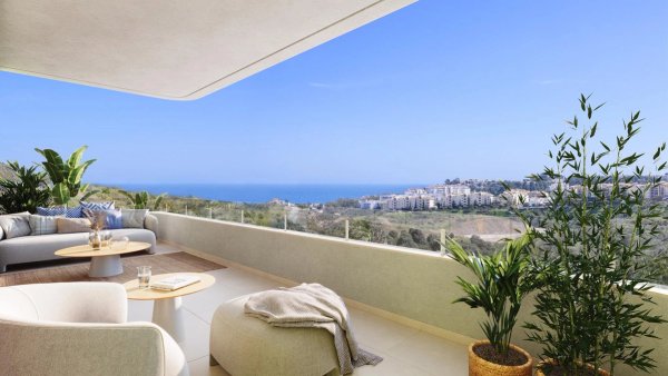 Stijlvol terras met uitzicht op zee in een 3-slaapkamer penthouse in Mijas, Costa del Sol, met comfortabele stoelen.