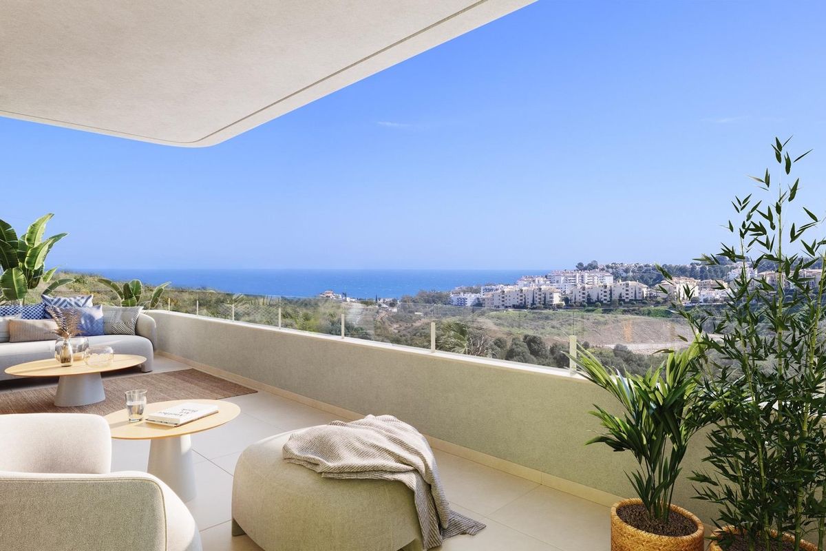 Stijlvol terras met uitzicht op zee in een 3-slaapkamer penthouse in Mijas, Costa del Sol, met comfortabele stoelen.