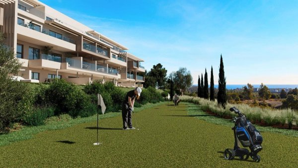 Putting green in de tuin met uitzicht op de moderne appartementen in Mijas, Costa del Sol.