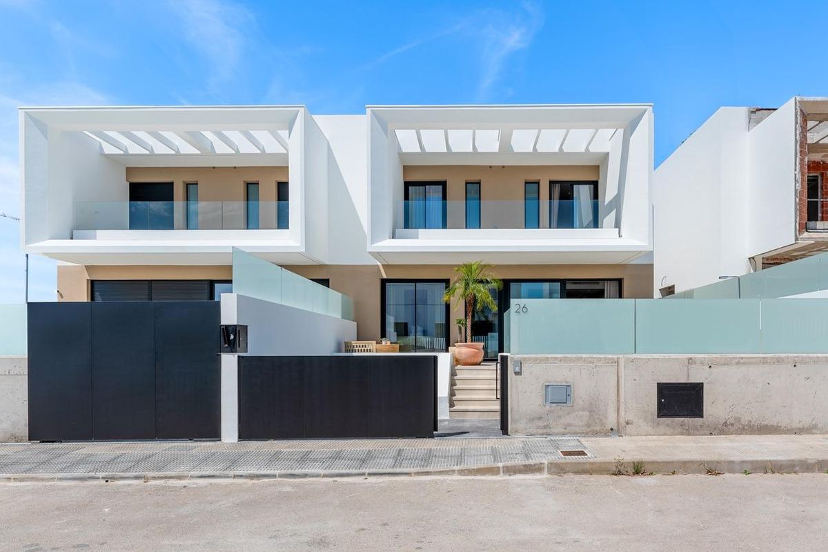 Buitenzicht van een moderne townhouse met strak ontwerp en glas in Dolores, Costa Blanca Zuid.