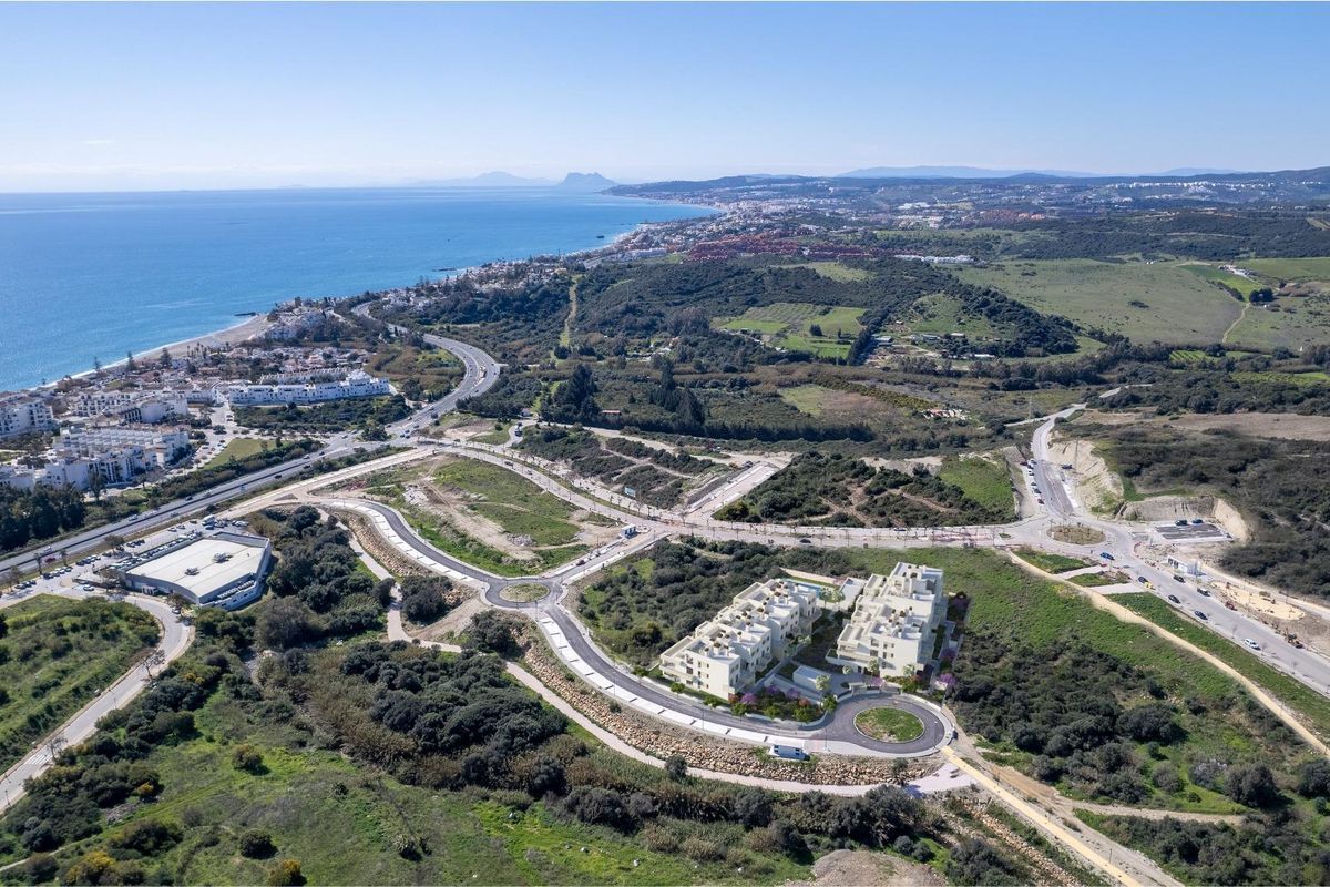 Luchtfoto van Estepona, Costa del Sol met kustlijn en groene gebieden, toont nieuw ontwikkelingsgebied.
