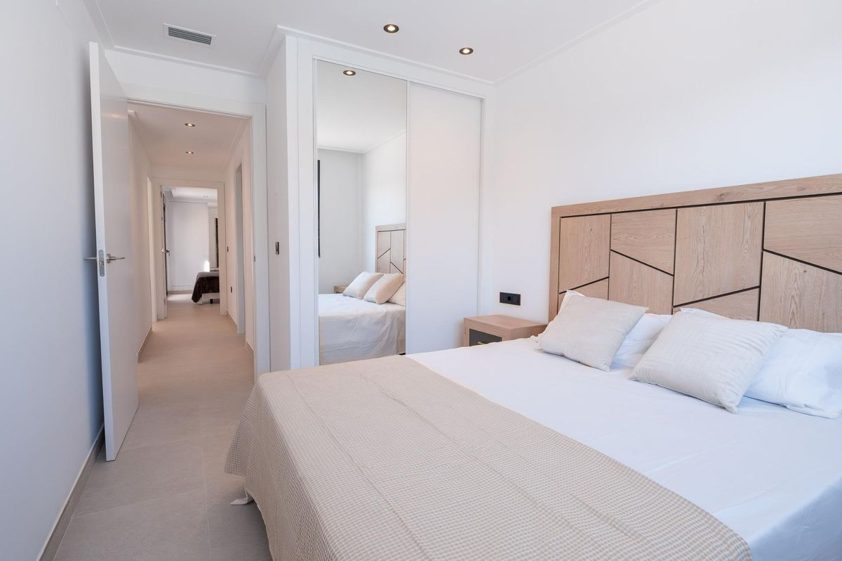 Ruime tweede slaapkamer met natuurlijk licht in een moderne villa met 3 slaapkamers in San Fulgencio, Costa Blanca Zuid, Spanje.