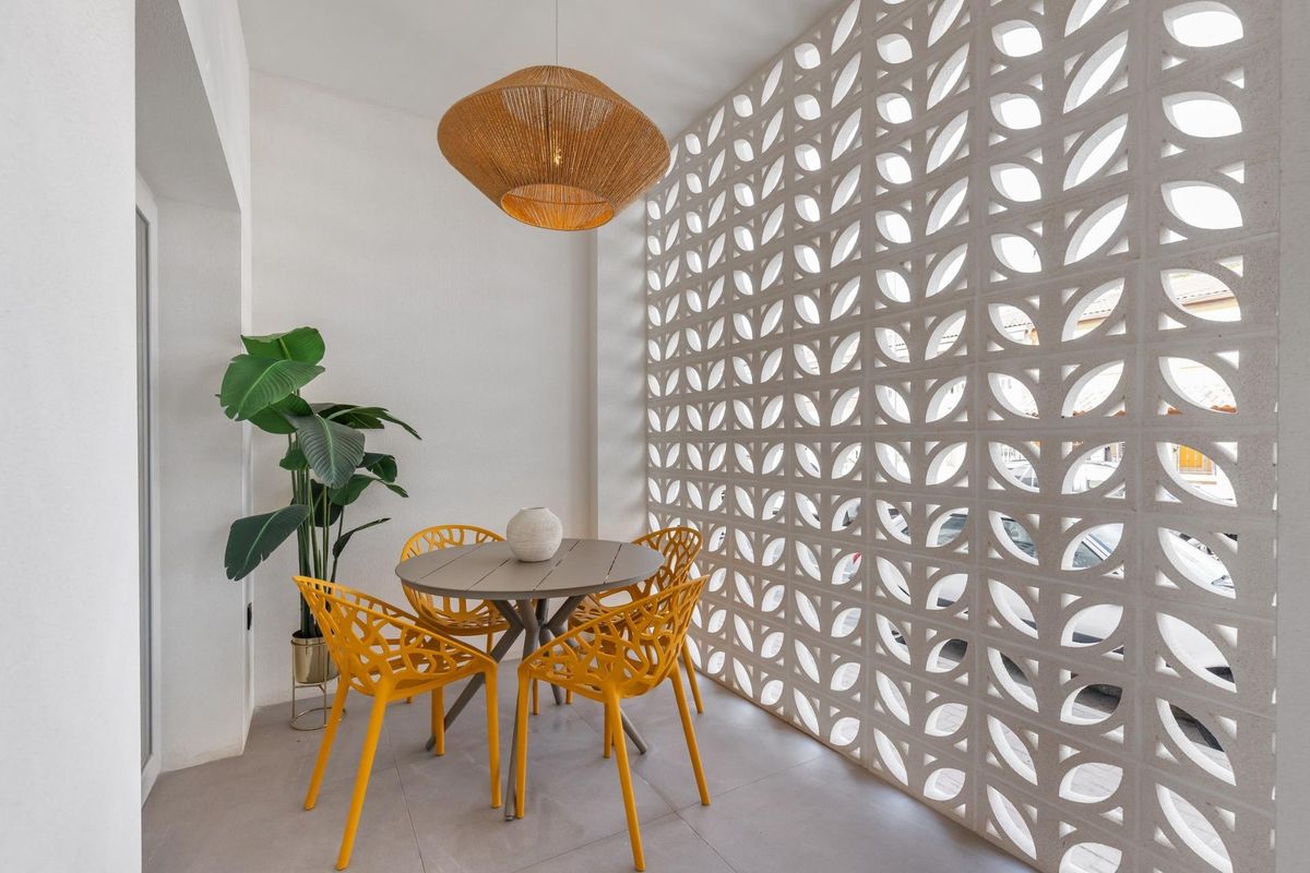 Buiten eetruimte met moderne decoratie op het terras van het appartement op de begane grond in Torrevieja.