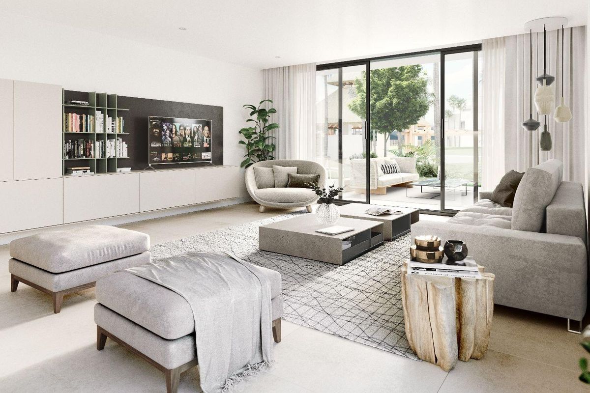 Gezellige woonkamer met grote ramen in een 3-slaapkamer appartement gelegen in Estepona, Costa del Sol.