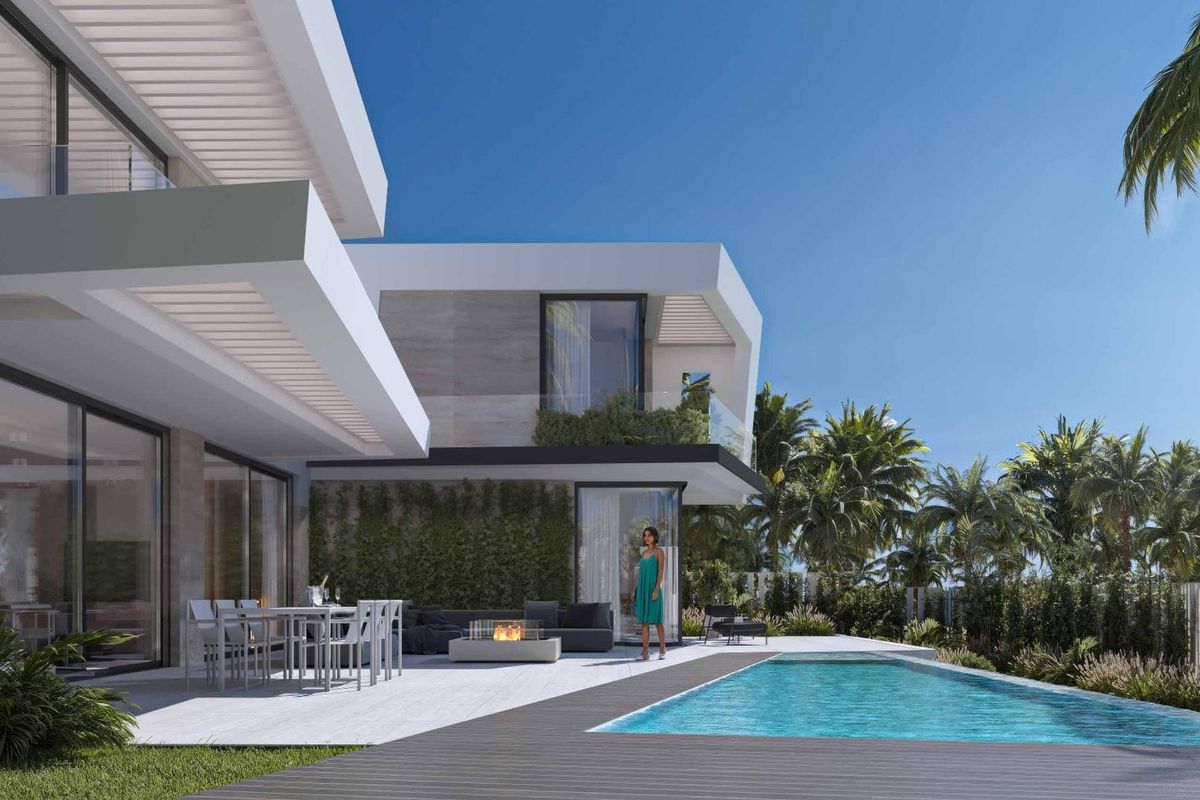 Moderne 5-slaapkamer villa exterieur met zwembad en terras, omgeven door groen in Mijas, Costa del Sol.