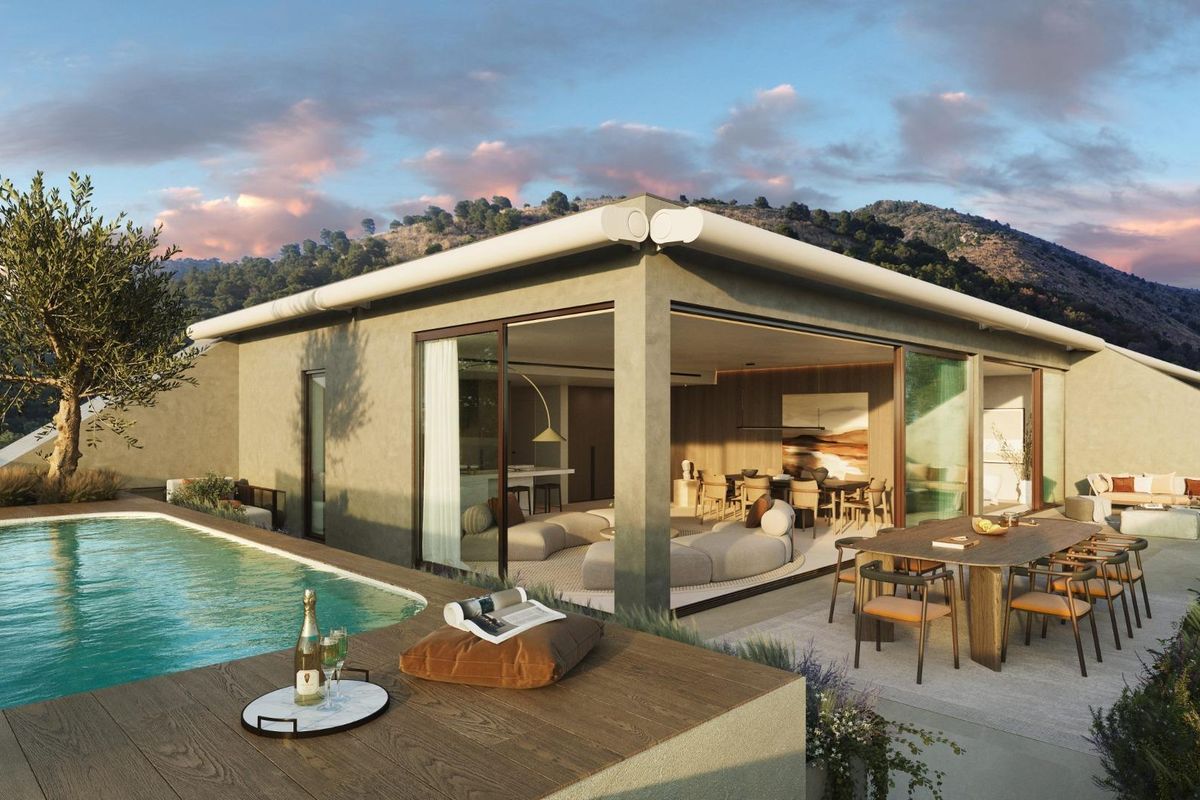 Gevel van een appartement op de begane grond in Fuengirola, met een privézwembad en bergachtergrond.