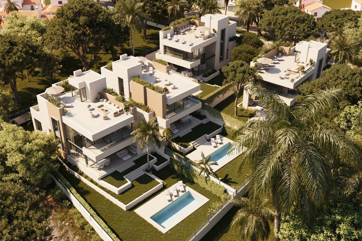 Luchtfoto van moderne villas in Marbella, met zwembaden, tuinen en strakke architectuur.