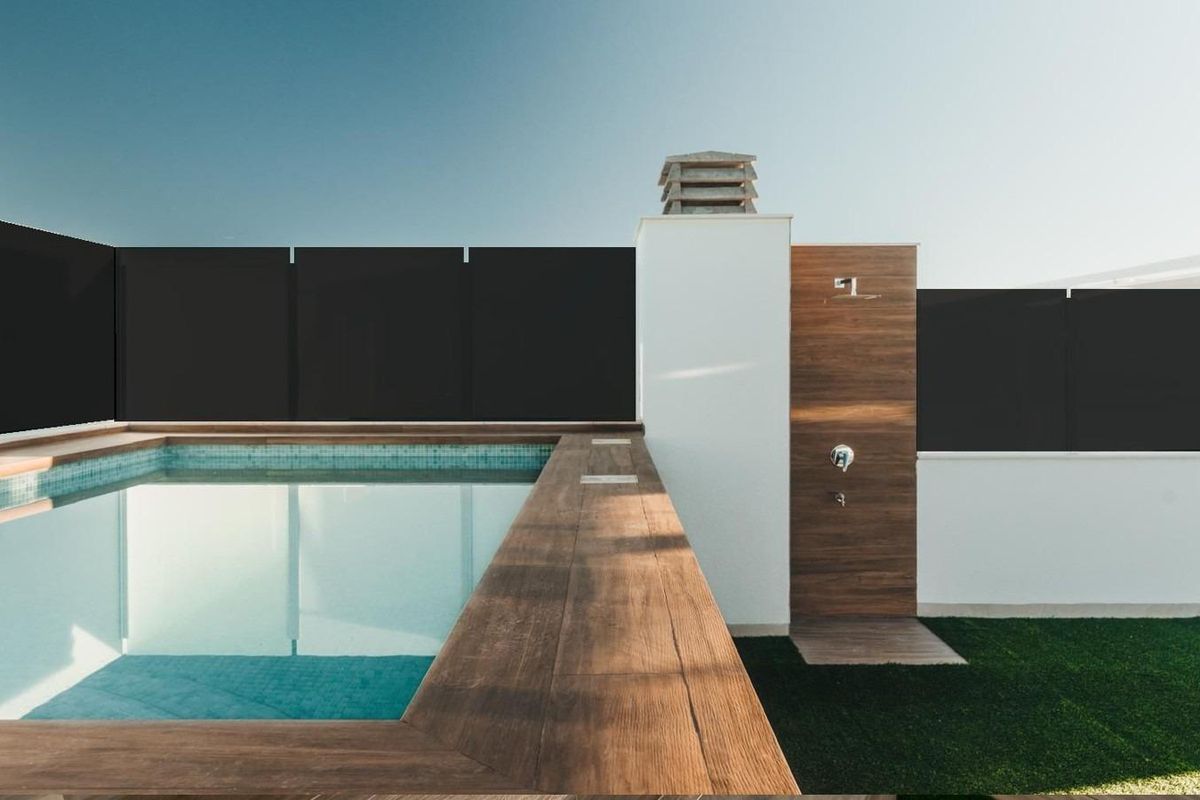 Contemporary plonsbad in een bungalow, met houten afwerkingen in San Pedro del Pinatar, Spanje.