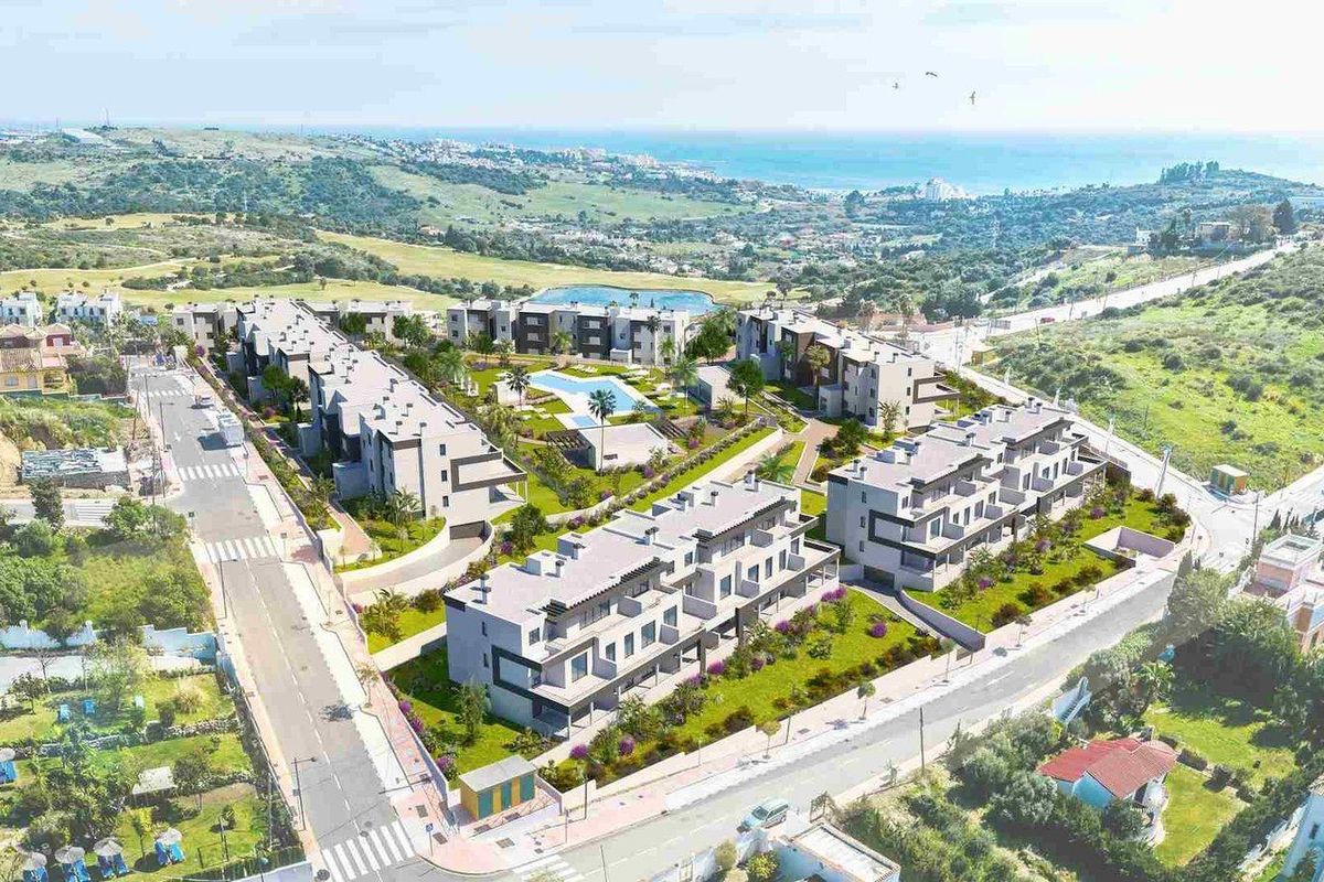 Luchtfoto die de moderne indeling van de penthouse gemeenschap in Estepona, Costa del Sol toont.