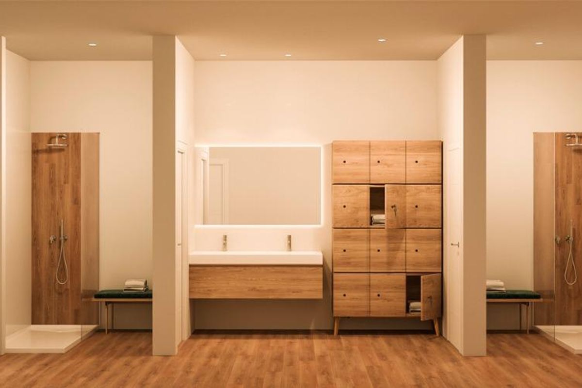 Chique spa-ruimte met houten accenten en moderne doucheruimten in een wellnesscentrum in Casares, Costa del Sol.