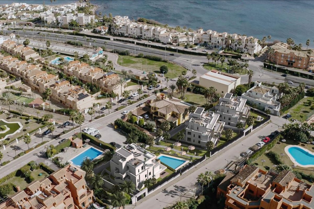 Luchtfoto van het kustgebied van Estepona met zwembaden en landschapsvaardigheden nabij 2-slaapkamerappartementen.
