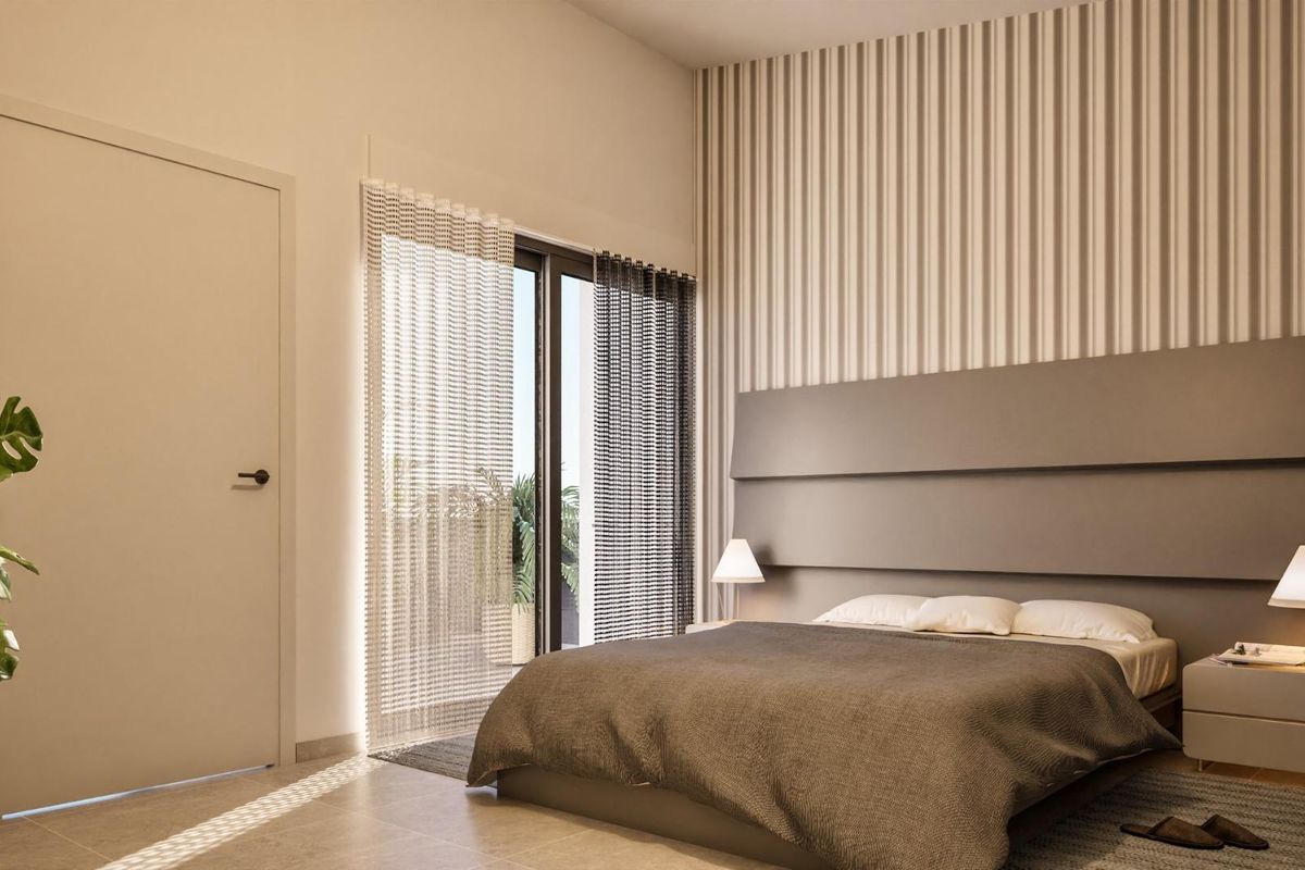 Elegante slaapkamer met modern beddengoed en een minimalistisch ontwerp in de townhouse in Los Nietos, Spanje.