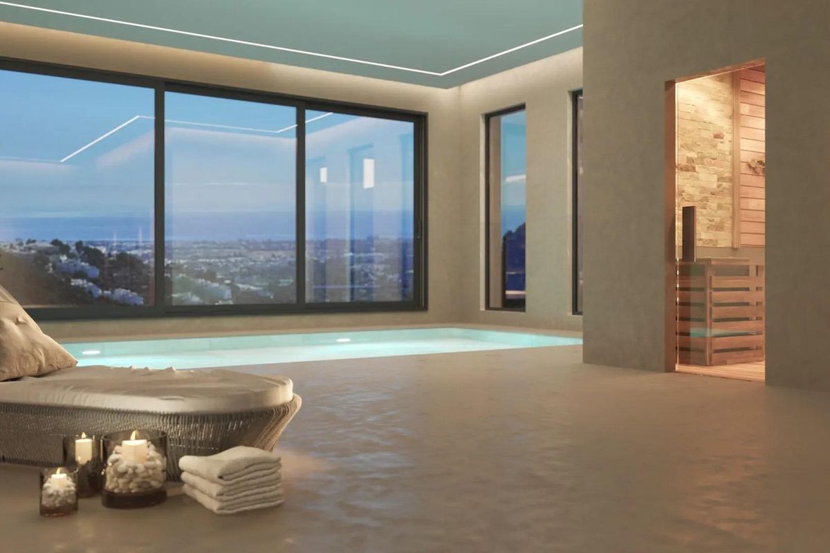 Luxe binnenzwembad met uitzicht en ontspanningsruimte in een 6-slaapkamer villa in Benahavís.