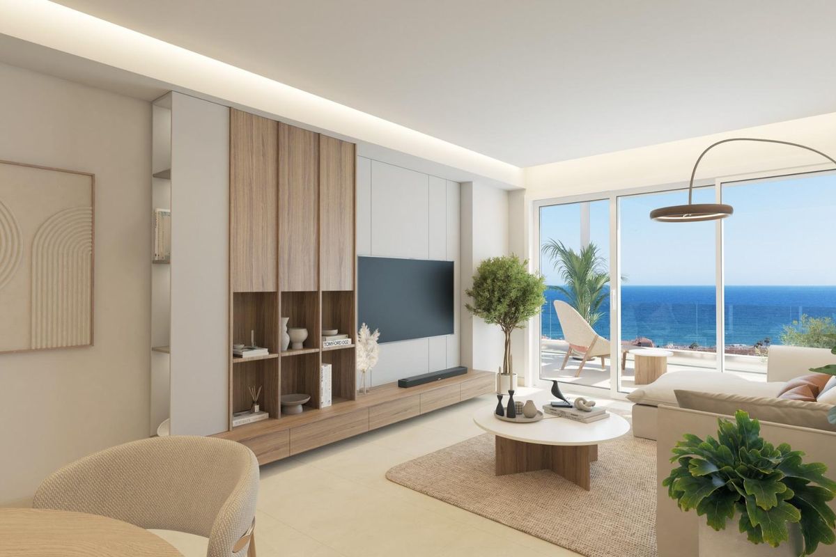 Stijlvolle woonkamer met moderne meubels en uitzicht op zee in een 3-slaapkamerappartement in Mijas, Costa del Sol.