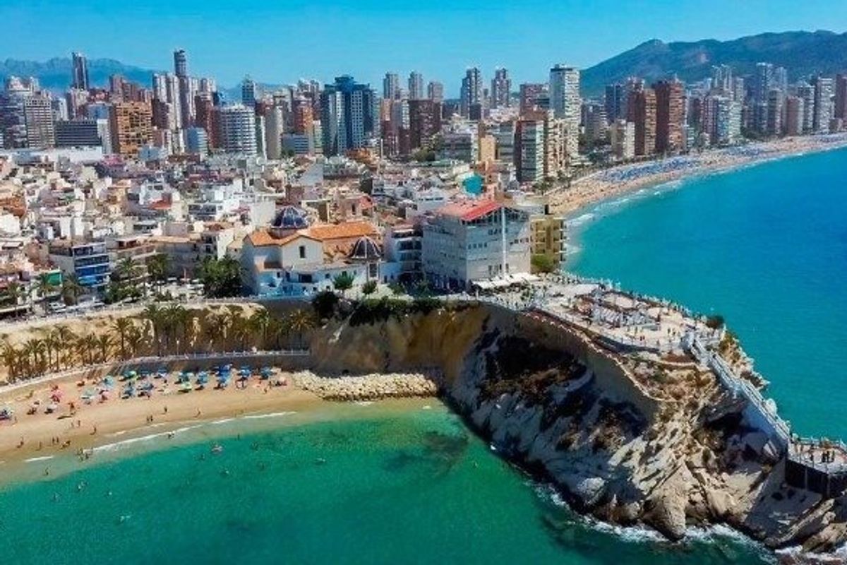 Uitzicht op de kustlijn en het strandgebied in Benidorm, nabij Finestrat, Costa Blanca.