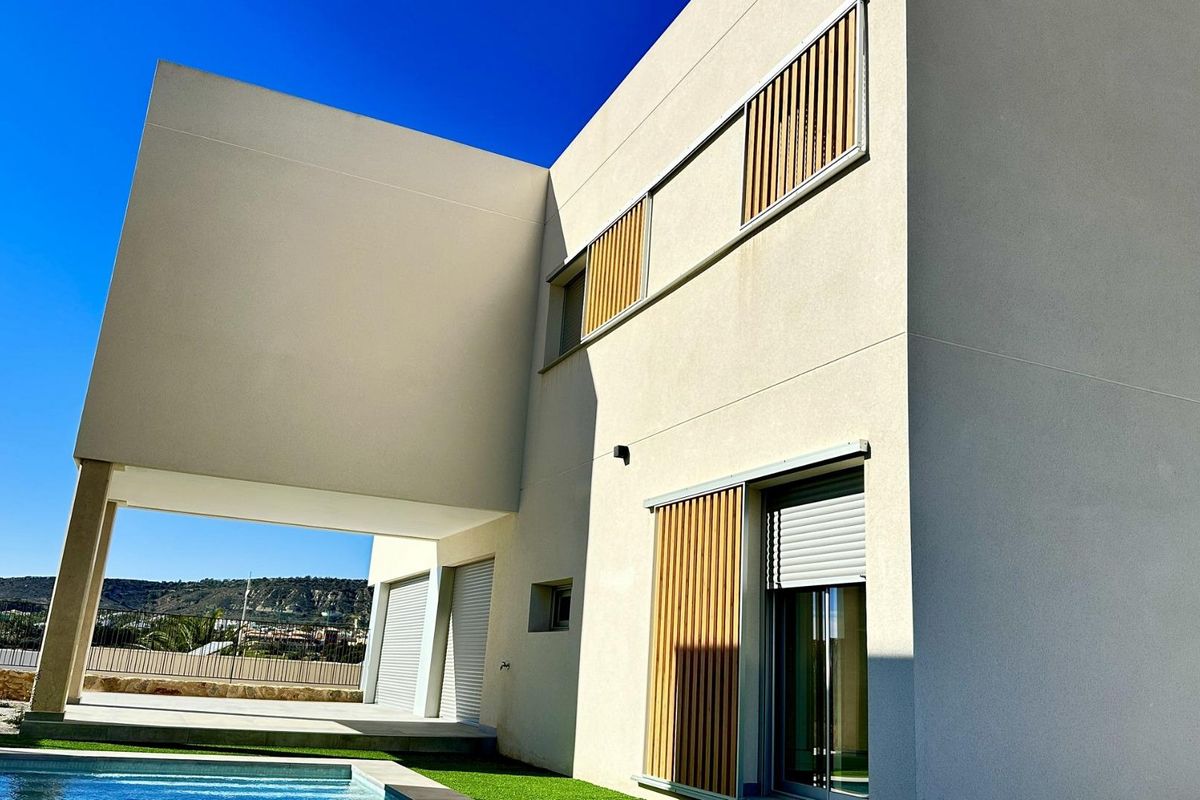 Buitenzicht van de villa met de nadruk op de moderne architectuur en het zwembad in Algorfa, Costa Blanca.