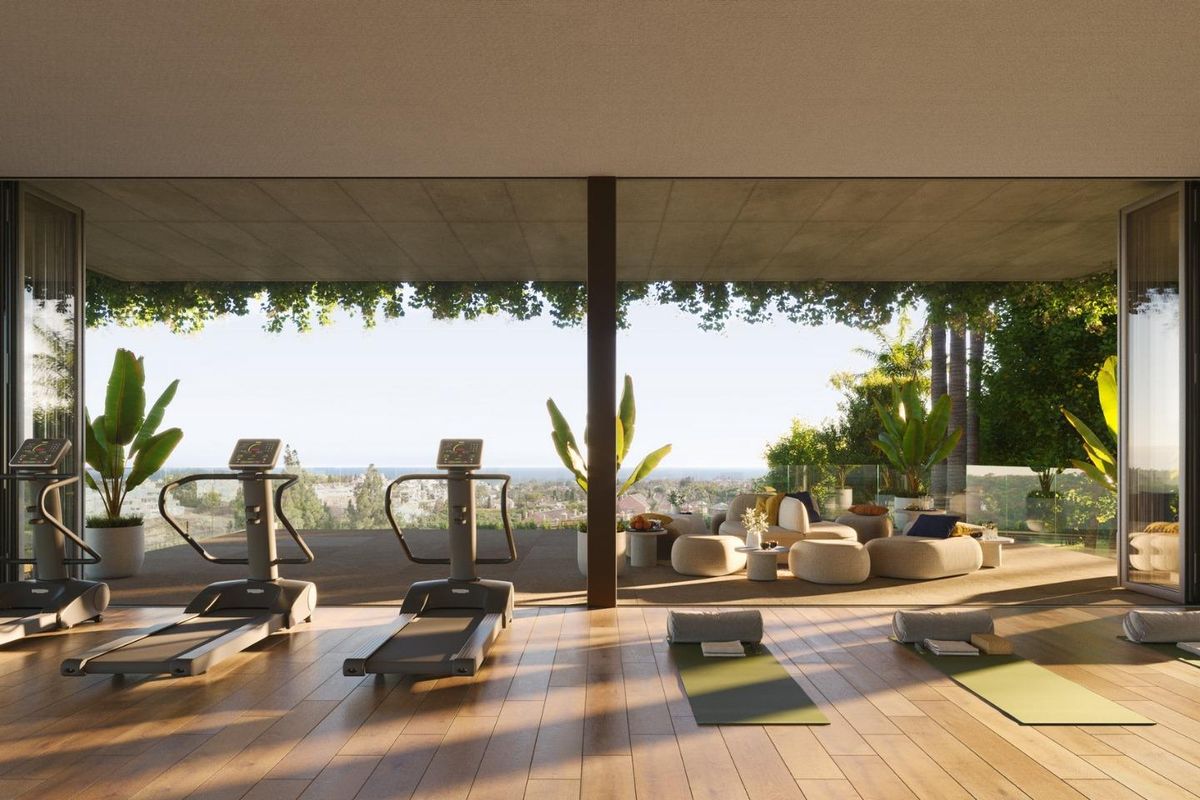 Heldere yoga- en oefenruimte met prachtig uitzicht, gelegen in een luxueuze villa in Marbella.