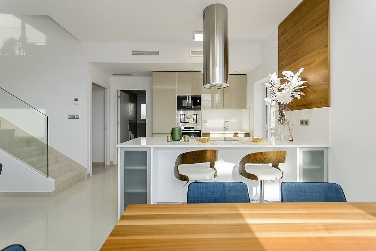 Moderne keuken met ontbijtbar in een 3-slaapkamer villa, gelegen in Vera, Costa de Almeria, met strakke afwerkingen.