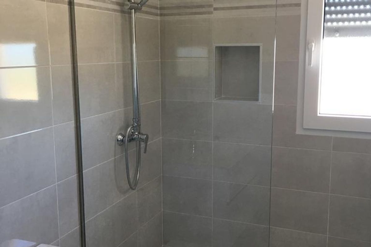 Gedetailleerd zicht op het doucheruimte in de moderne badkamer van de 3-slaapkamer villa in Pinoso.