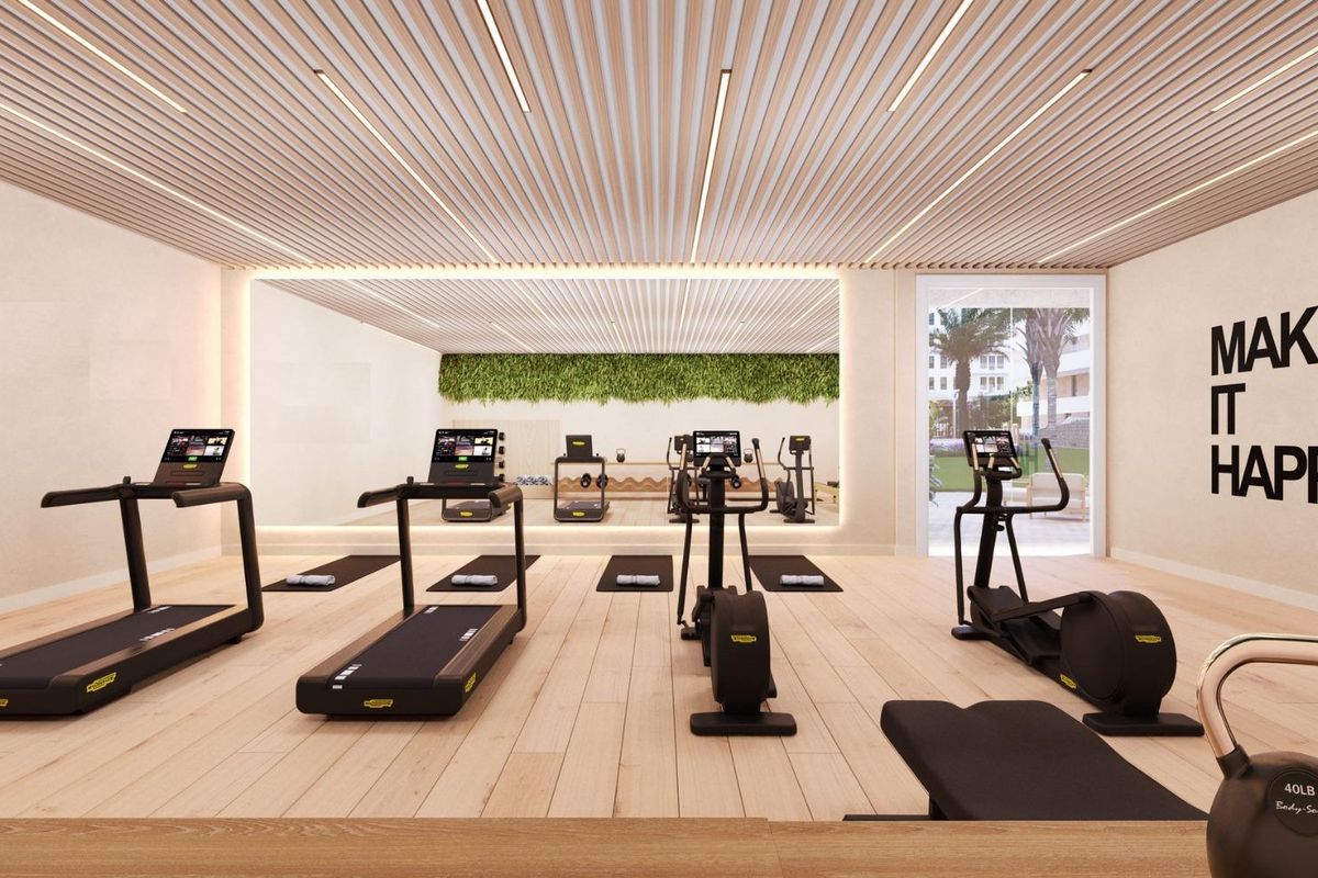 Goed uitgeruste sportschool binnen het appartementencomplex in Villajoyosa, met moderne fitnessapparatuur.