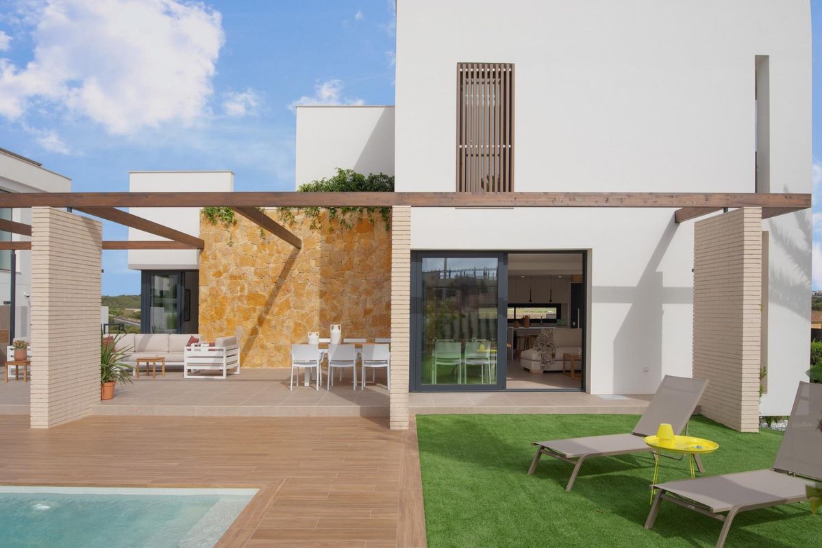 Gezellige terras van de moderne 4-slaapkamer villa in Orihuela Costa, ideaal voor het genieten van zonnige dagen buiten.