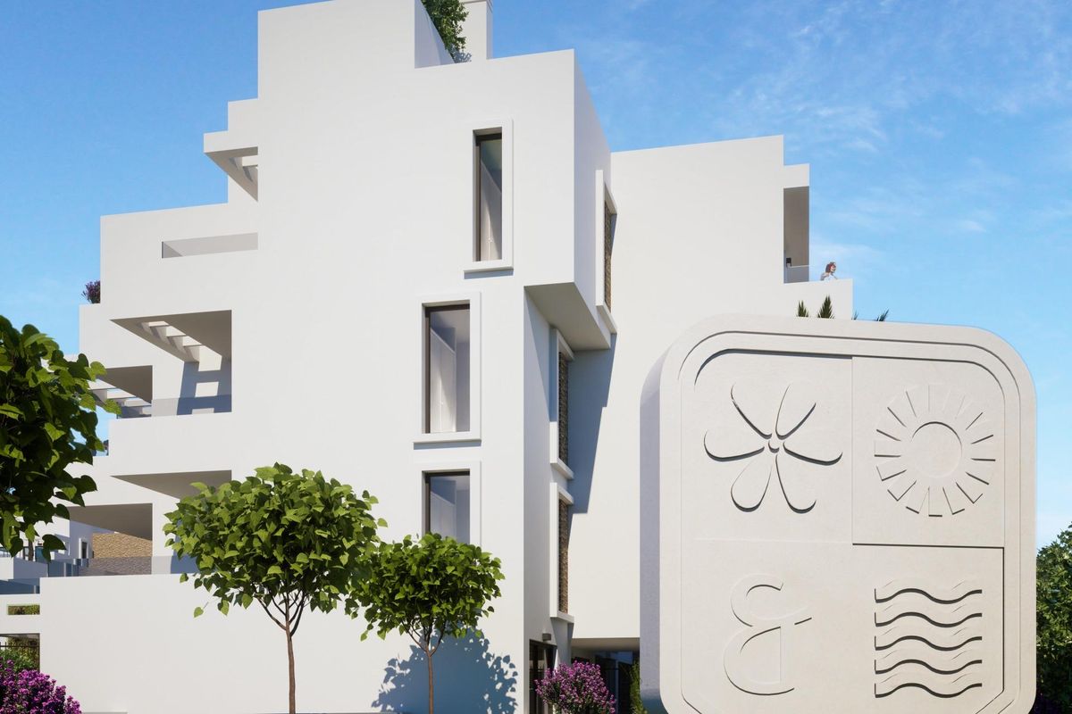Stijlvolle ingang van een modern appartement in Estepona met landscaping en een decoratief bord.