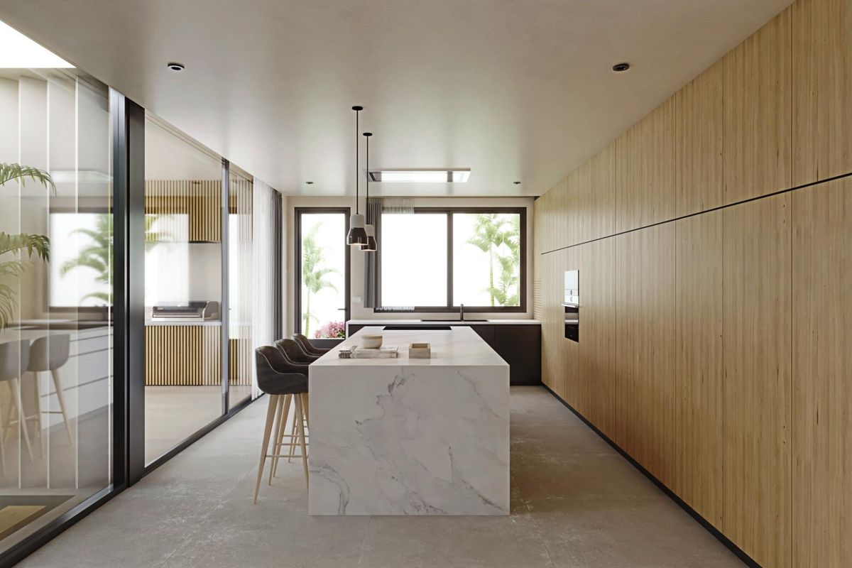 Strakke keuken in villa in Alfas del Pi, ontworpen met moderne afwerkingen en veel natuurlijk licht.