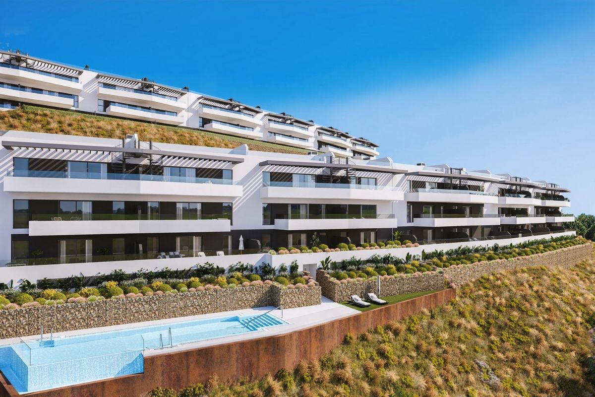 Appartementencomplex met aangelegde tuinen en zwembad in Rincon de la Victoria, Costa del Sol, Spanje.