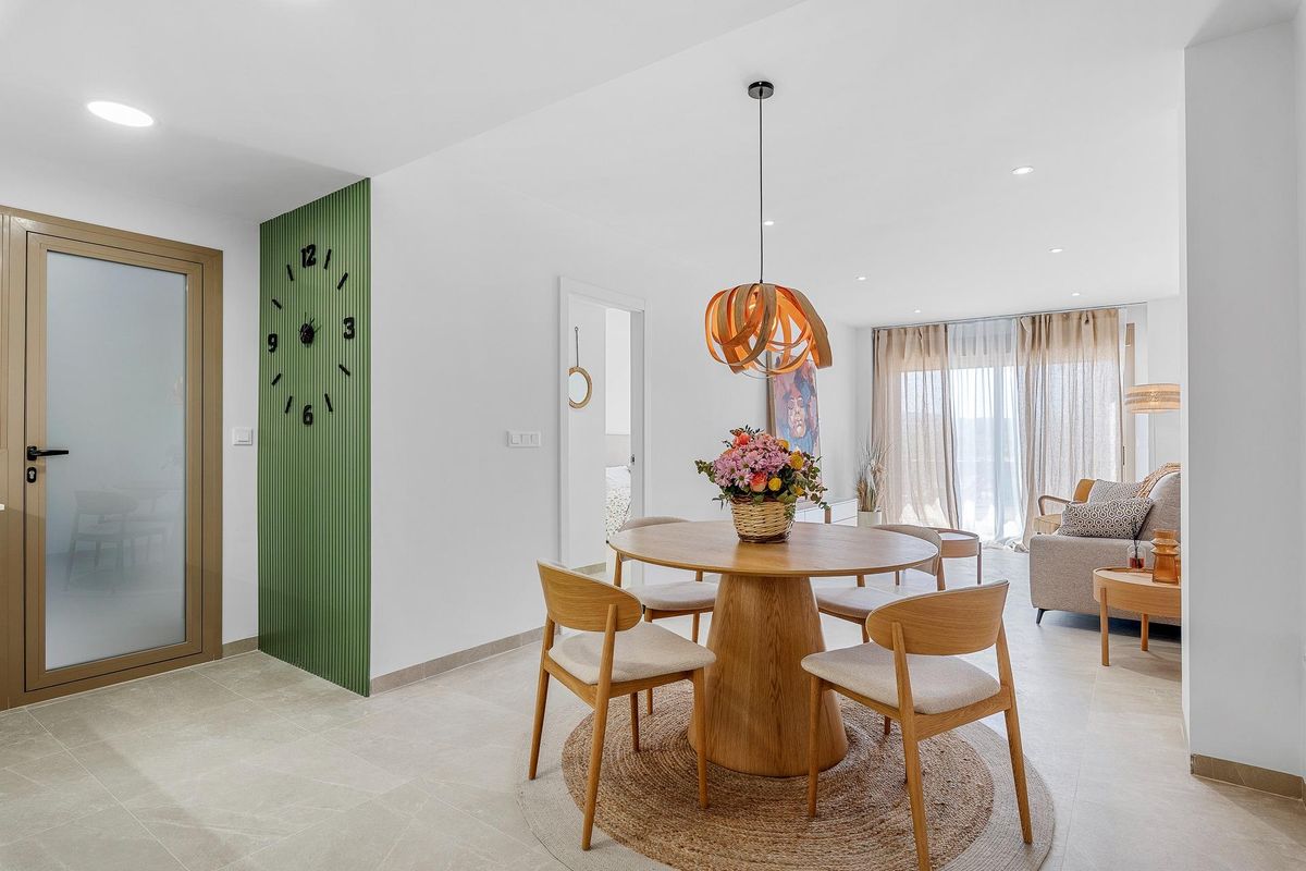 Moderne eetruimte met stijlvol meubilair in een 3-slaapkamer penthouse in Jacarilla, Costa Blanca Zuid, Spanje.