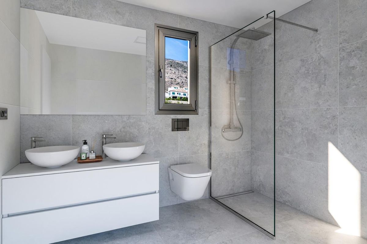 Elegante badkamer met dubbele wastafels en eigentijds ontwerp in een 3-slaapkamer villa in Finestrat, Costa Blanca.