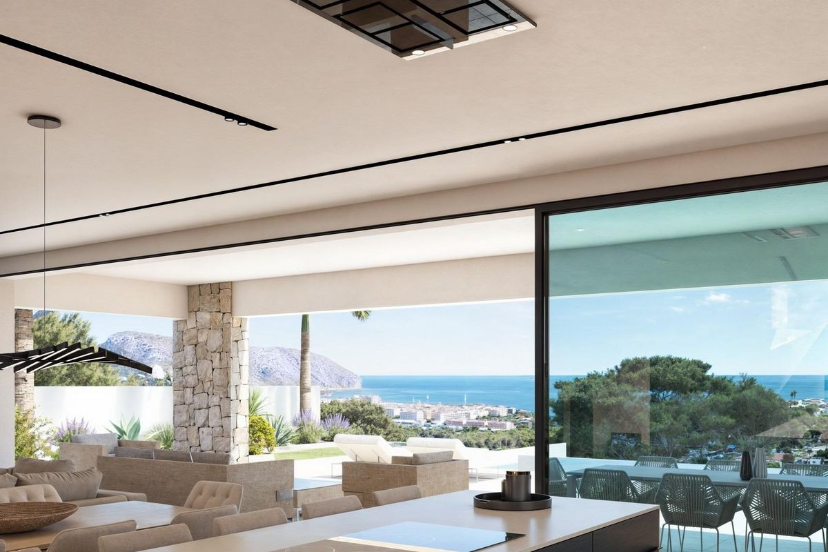 Moderne keuken en woonruimte van de villa in Moraira, met panoramisch uitzicht op de zee.