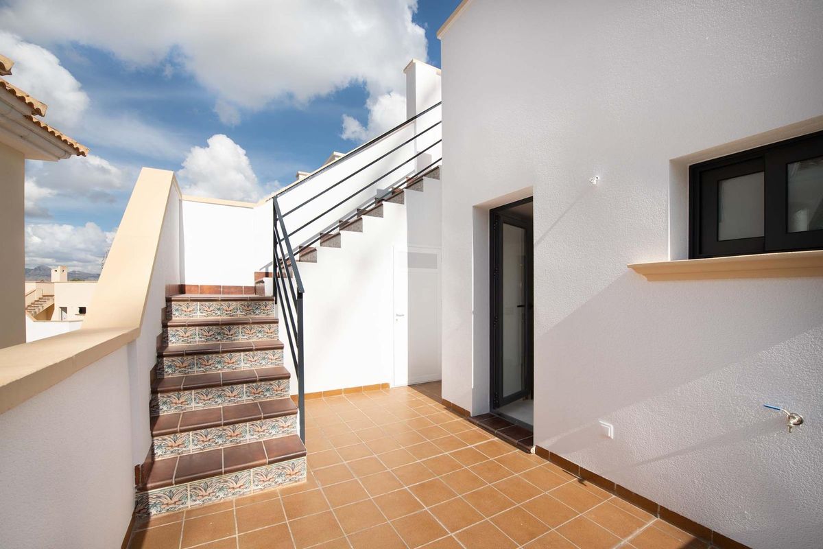 Trappen naar een dakterras van een moderne 3-slaapkamer bungalow in Cox, Costa Blanca Zuid, Spanje.