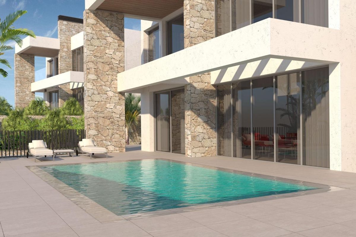 Villa zwembadzicht in Mijas, Costa del Sol, met een serene zwembadgebied en moderne architectuur.