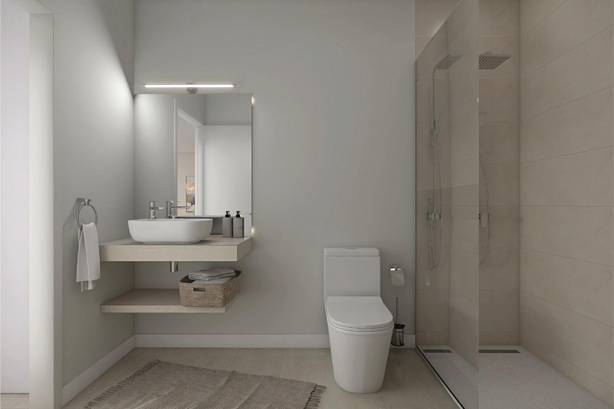 Hedendaags badkamerontwerp in een appartement met één slaapkamer in Torrevieja, met schone lijnen en moderne armaturen.