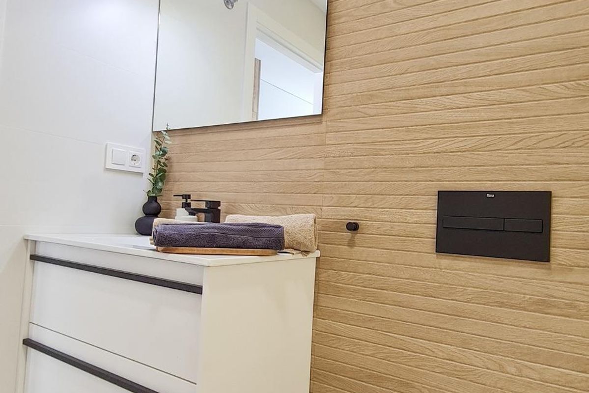 Minimalistisch badkamerontwerp met strakke armaturen in een 3-slaapkamer villa in San Pedro del Pinatar, Spanje.