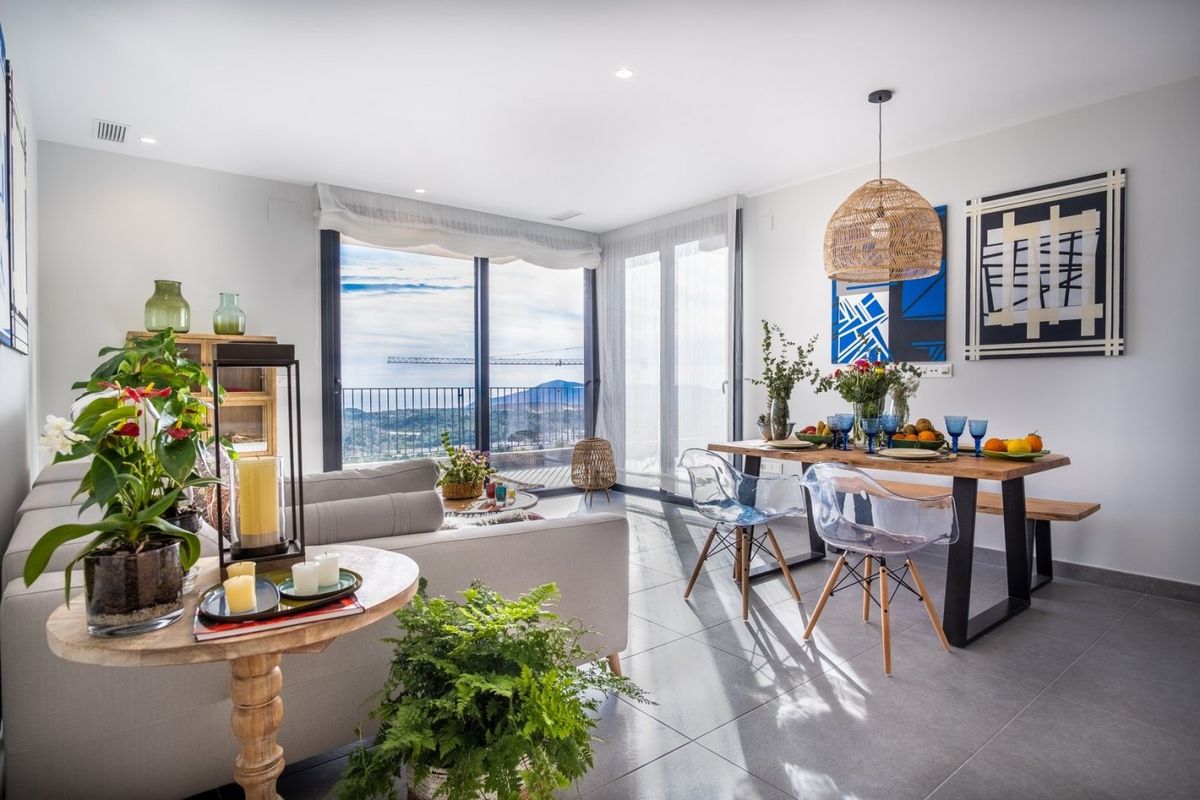 Chique woonkamer in een 3-slaapkamer villa met weelderig groen en prachtige uitzichten in Polop, Costa Blanca Noord, Spanje.