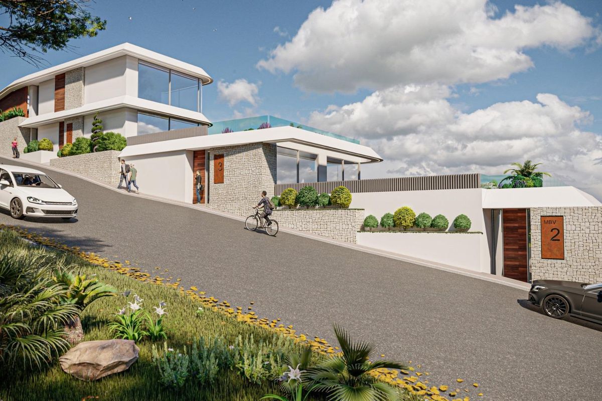 Strakke villa buitenkant met een pad en groen in Calpe, toont moderne architectuur en uitzicht op de heuvels.