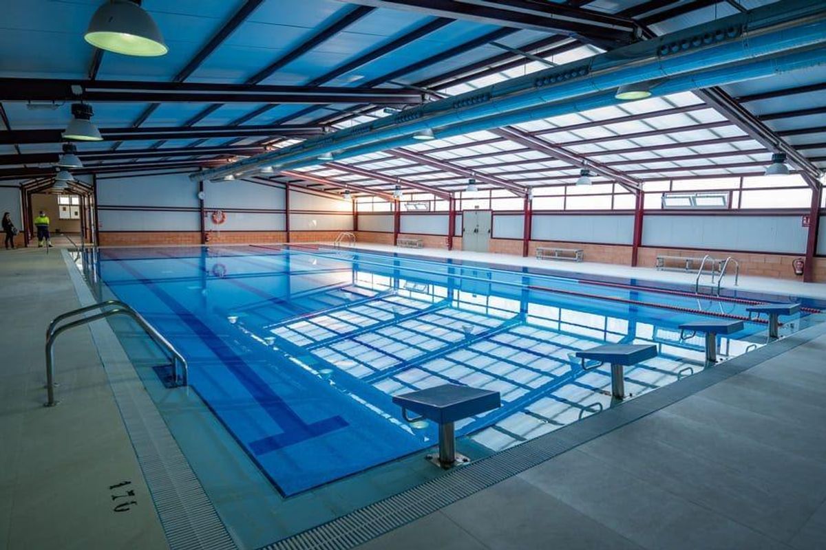 Binnenzwembad met helderblauw water en moderne faciliteiten, gelegen in Bigastro, Costa Blanca.