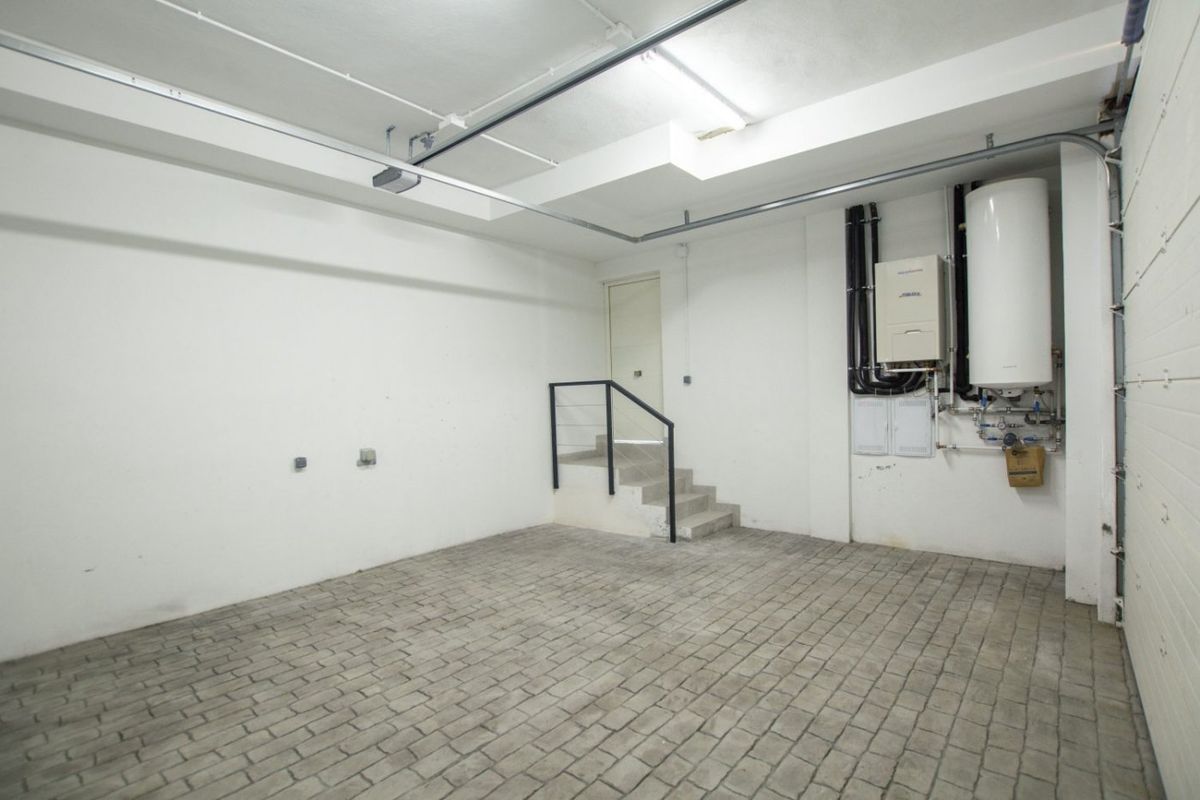 Ruime garage in een moderne villa in Málaga, met strakke lijnen en voldoende opbergmogelijkheden.