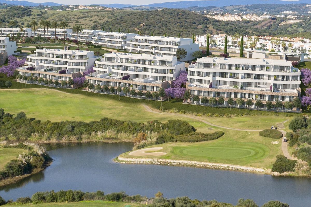 Luchtfoto van moderne appartementen naast een golfbaan en meer in San Roque, Costa del Sol.