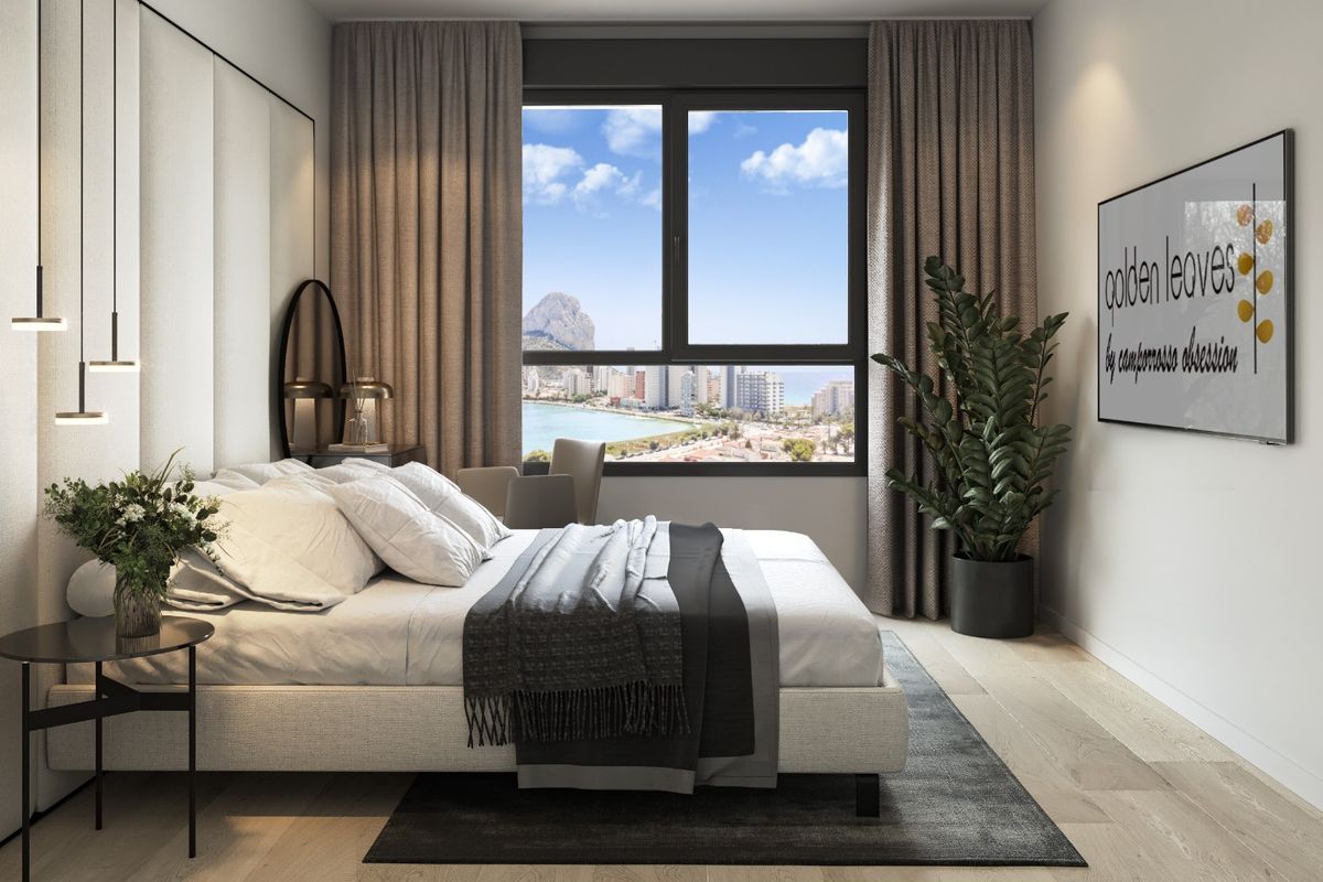 Heldere slaapkamer met zeezicht in een appartement in Calpe, met moderne vormgeving en comfort.