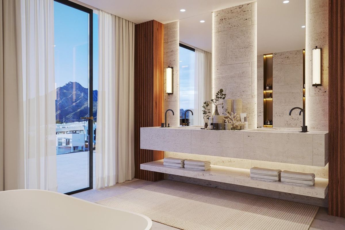 Ruimtelijk badkamerdesign met dubbele wastafels en uitzicht op de bergen, deel van een villa in Marbella.