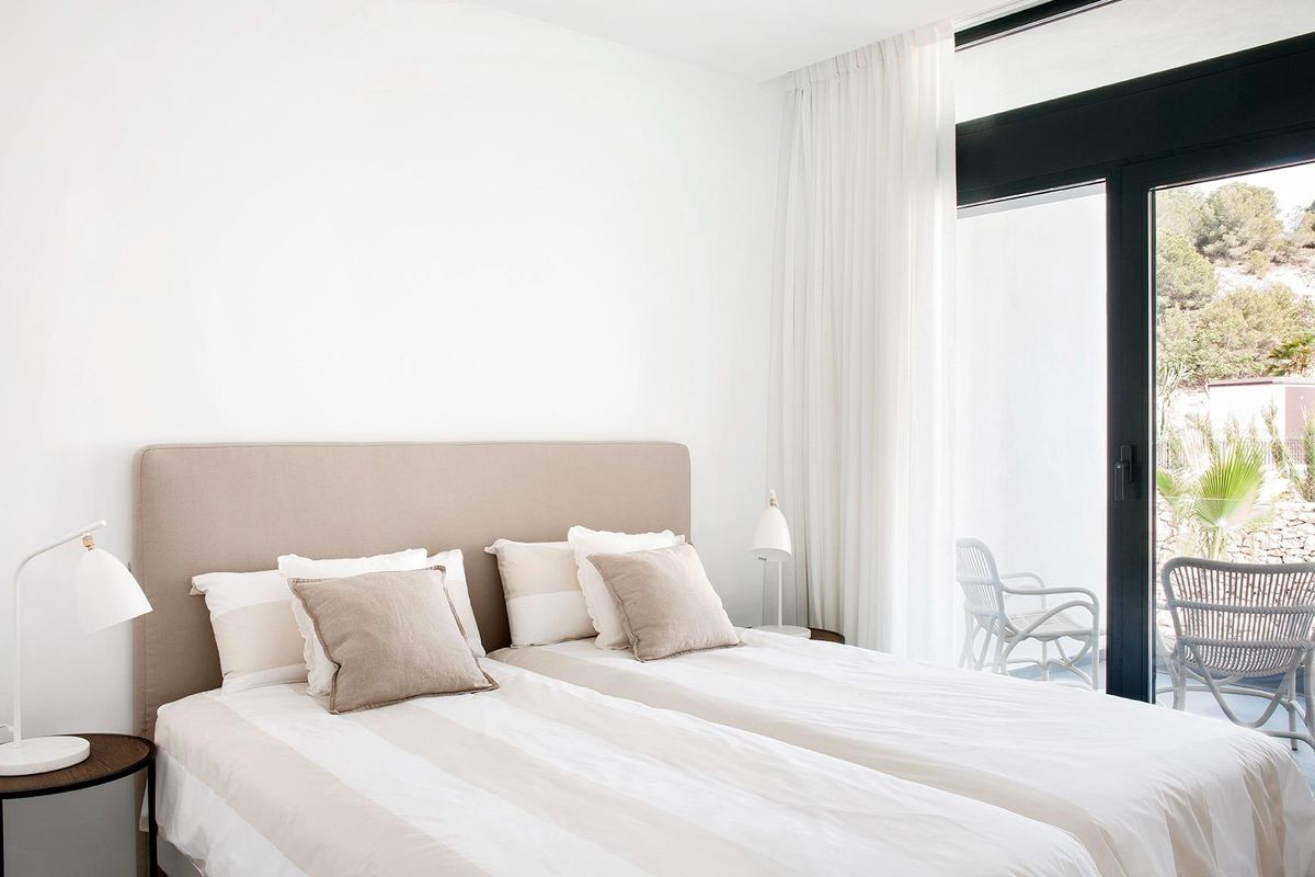Comfortabele tweepersoons slaapkamer met toegang tot terras en natuurlijk licht in een villa in La Manga.