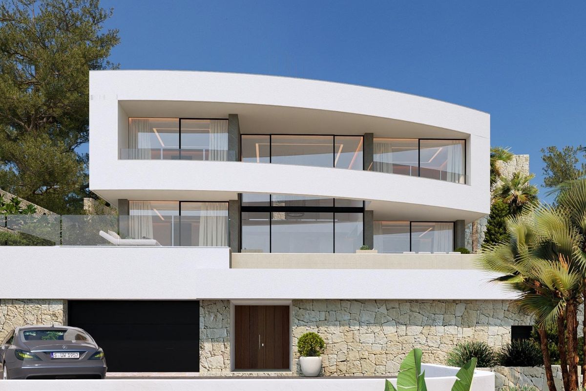 De voorkant van de villa in Calpe, die zijn moderne stijl en mooie landschapsarchitectuur toont.