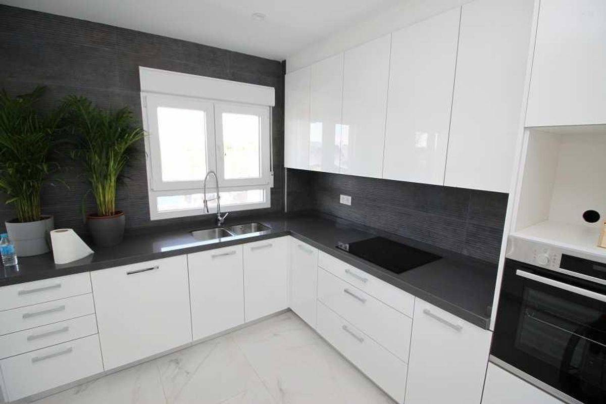 Stijlvolle keukenweergave met kwaliteitsafwerking en veel opbergruimte in de villa.