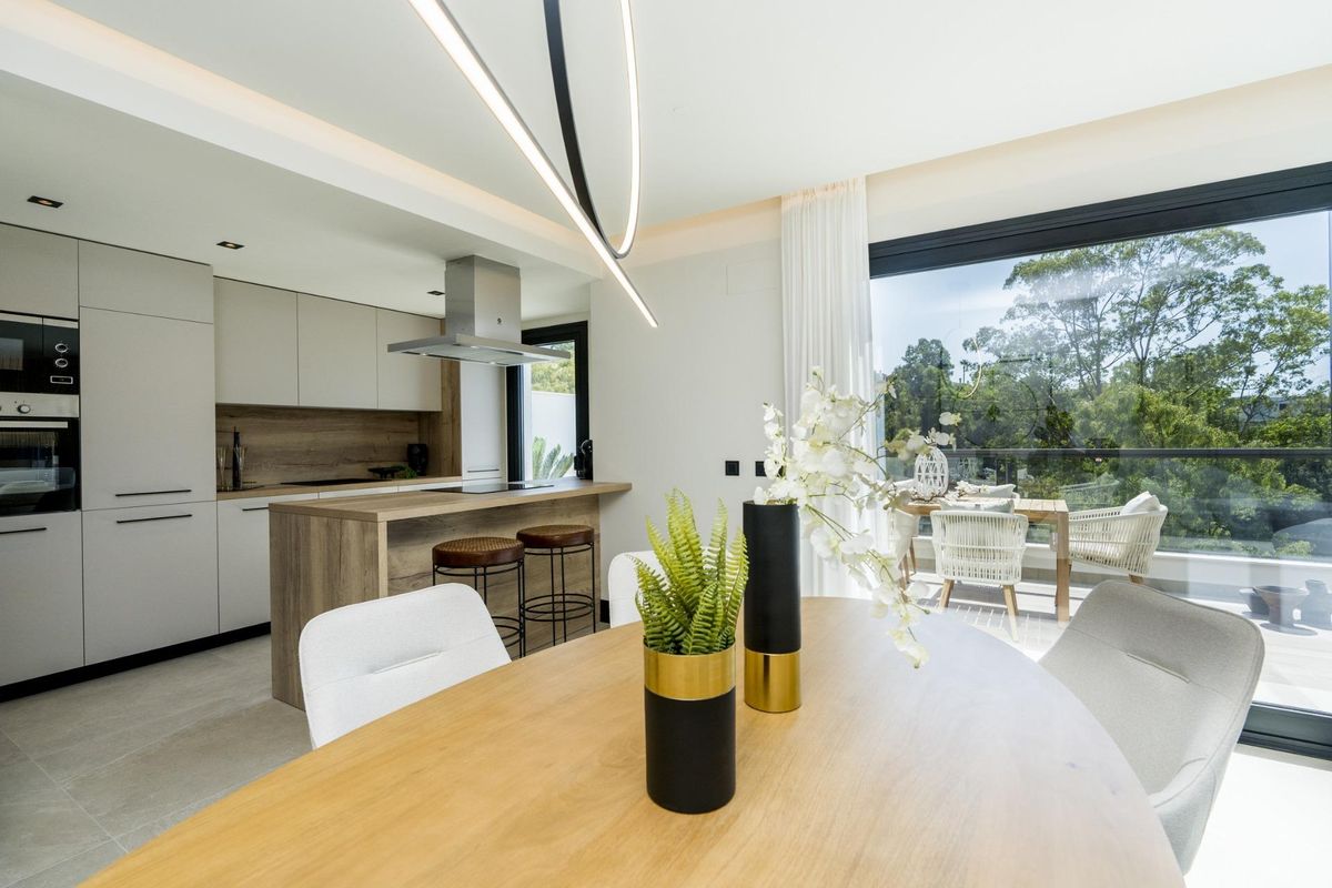 Open keukenconcept in een penthouse in Marbella, met veel natuurlijk licht en moderne designelementen.