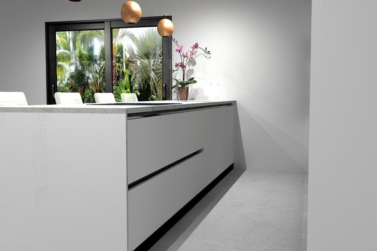 Moderne keuken met uitzicht op weelderig groen in een villa in Aspe, Costa Blanca Zuid, Spanje.