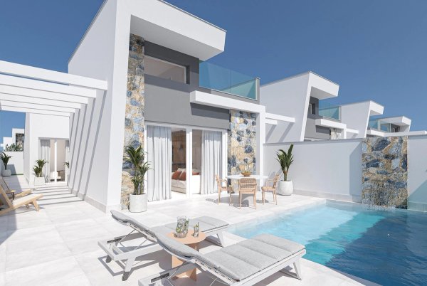 Außenansicht einer modernen 3-zimmer-villa mit pool und terrasse in Los Alcazares, Costa Calida.