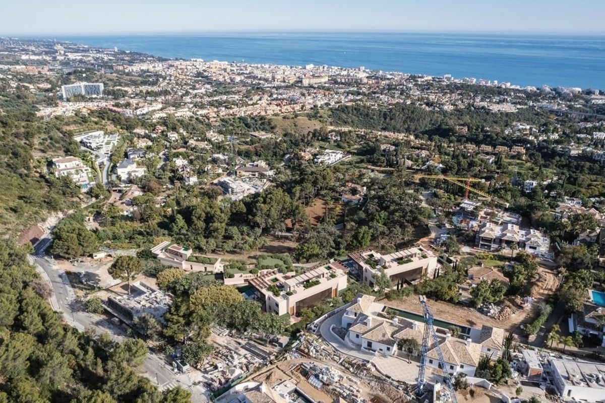Luchtfoto van aangelegde grond rond een moderne villa, met uitzicht op de mooie regio Marbella.